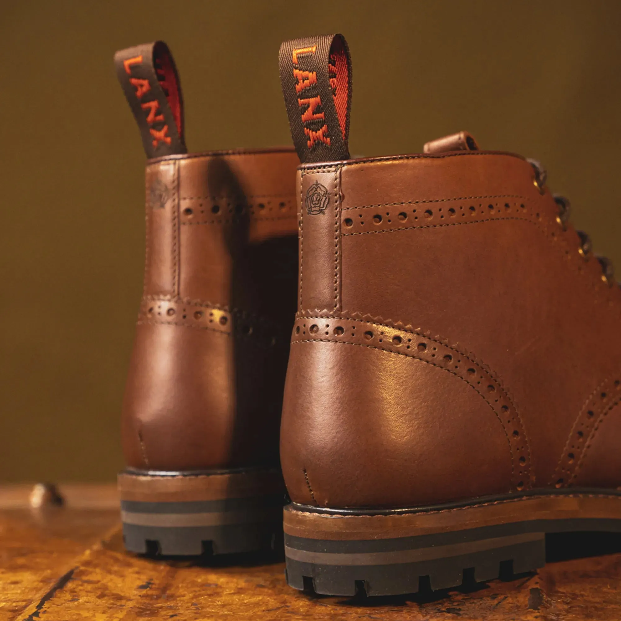 Sleek Sharp Look BAYLEY // CONKER DISTRESSED