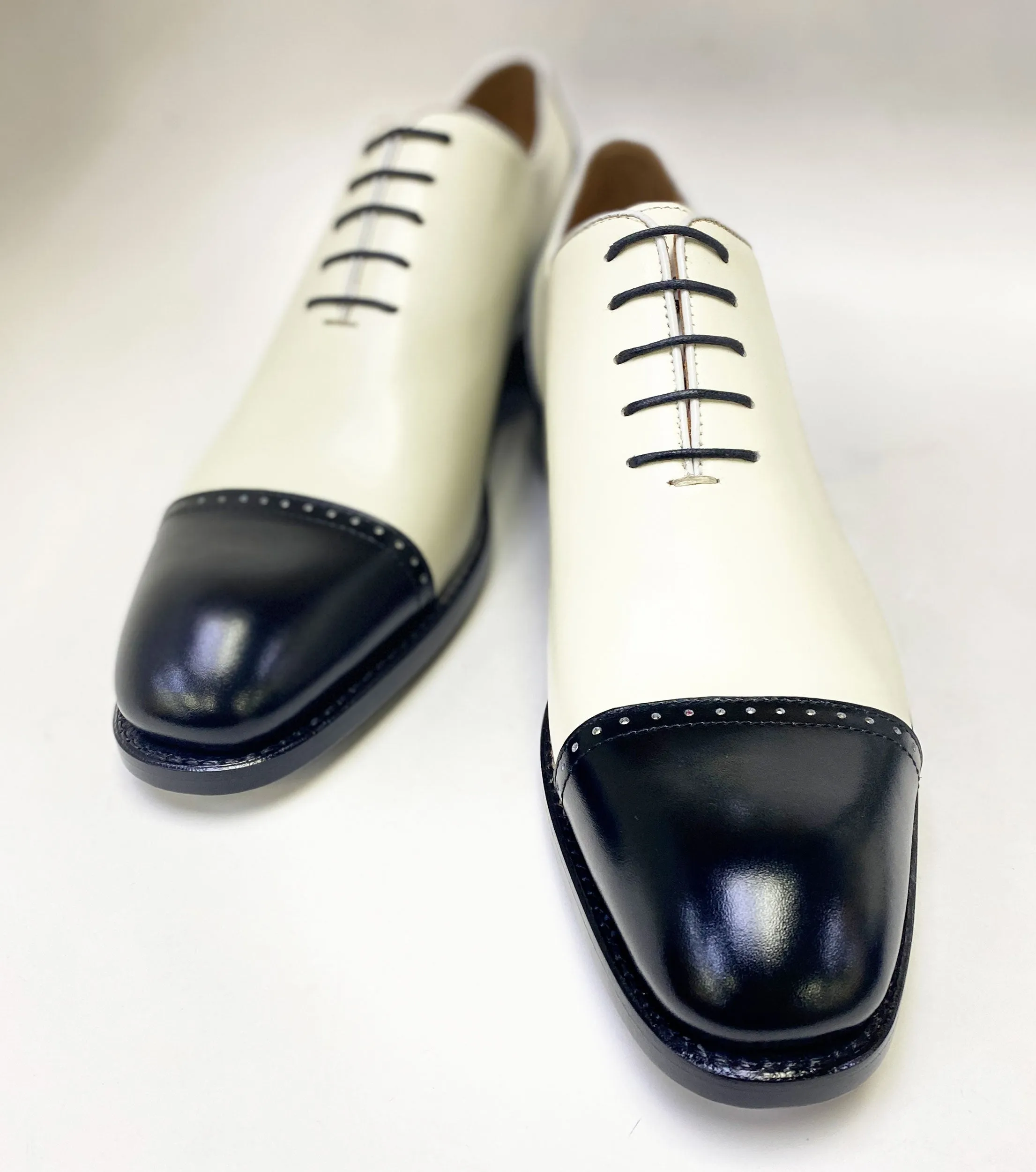 Style: Anthony-Black/Bone velcro