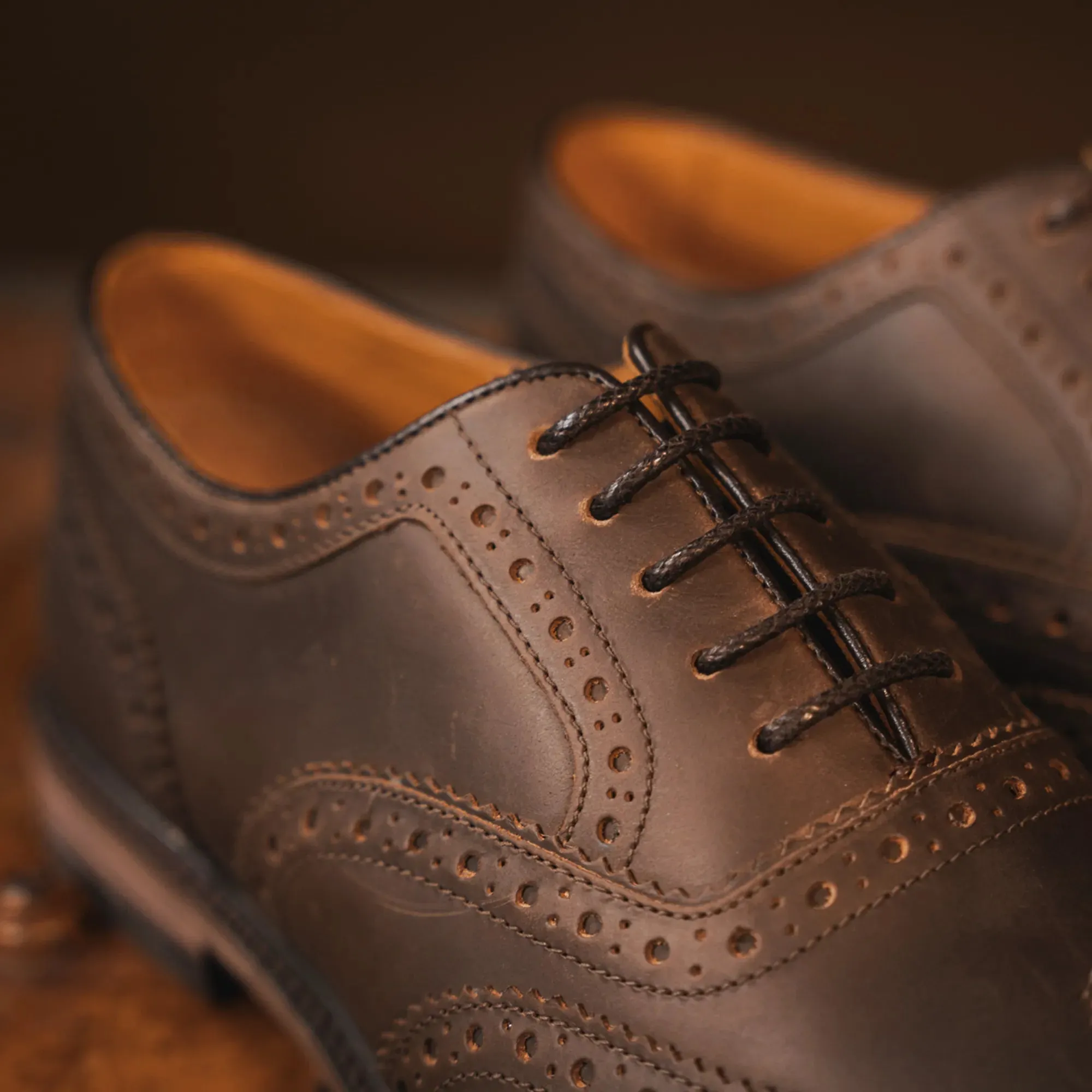 SHIREBURN // BROWN DISTRESSED Office Fashion