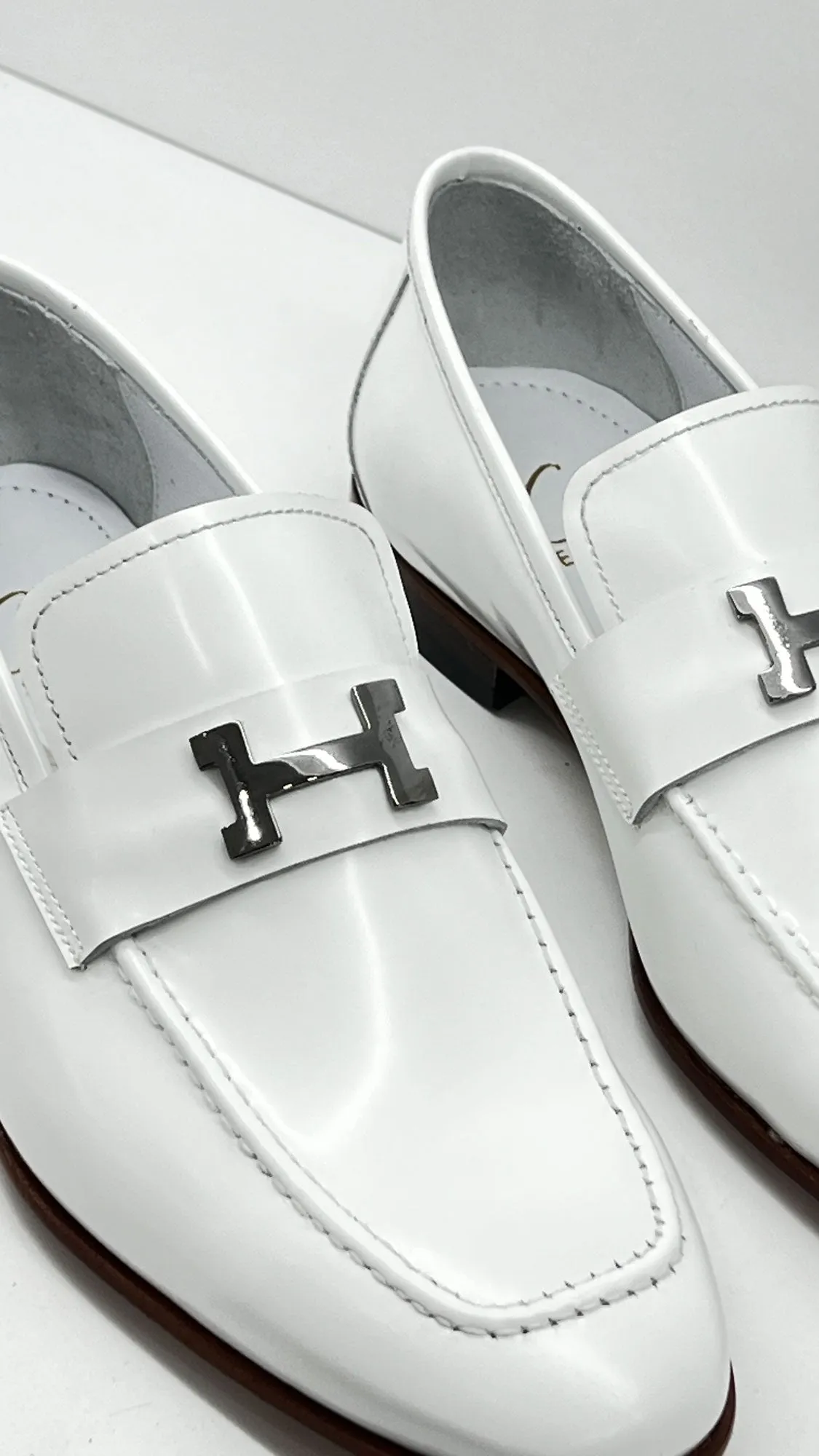Style: 24306P-White Toe box Padded