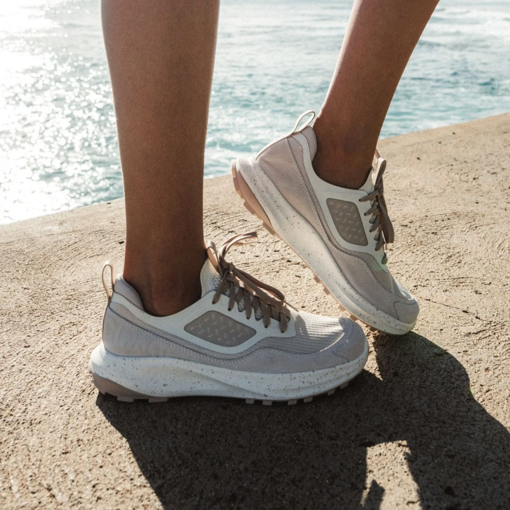 Makiki  -  White Sand / Tapa Feather Light Smooth Steps