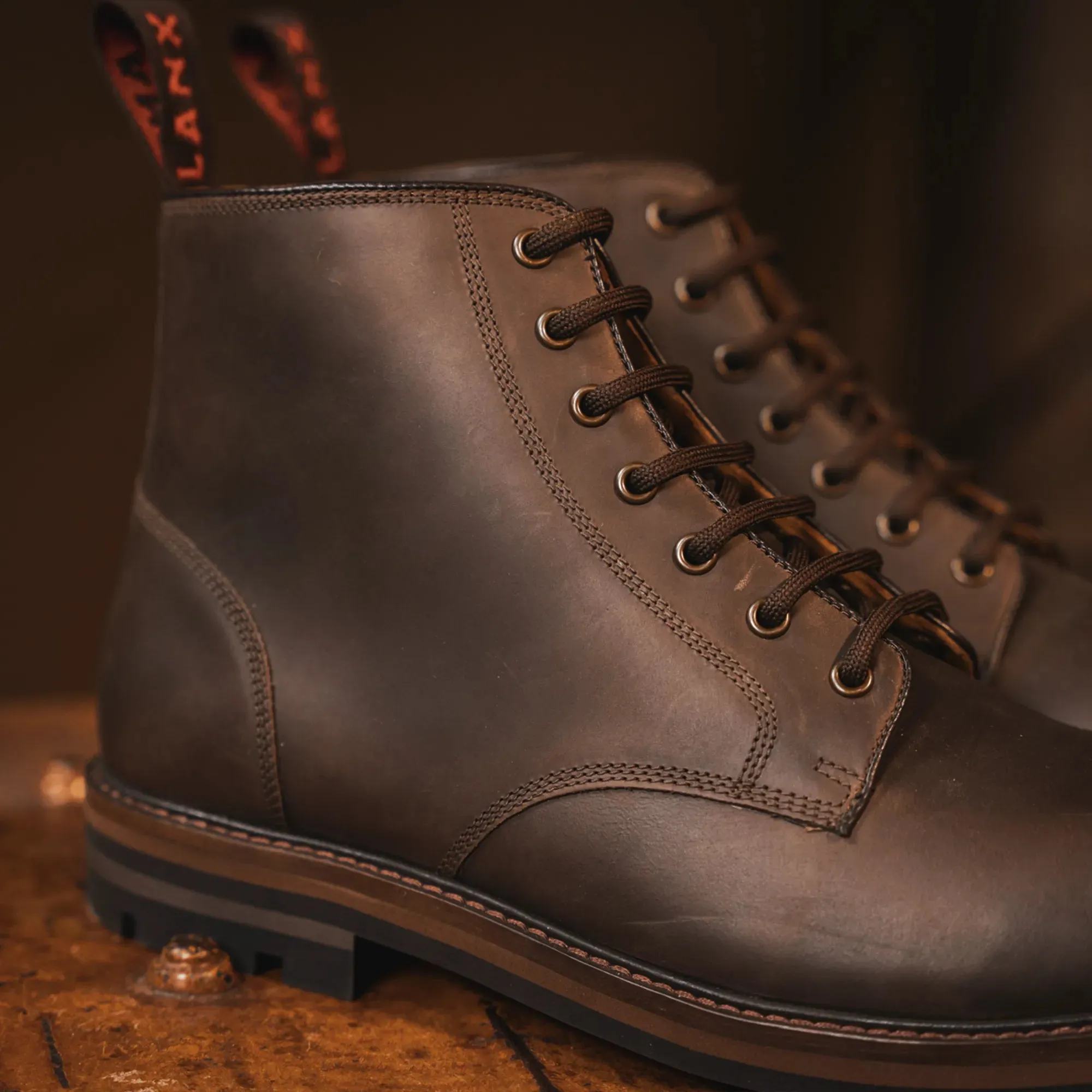 Leather Finish Crisp Appeal SETTLE // BROWN DISTRESSED