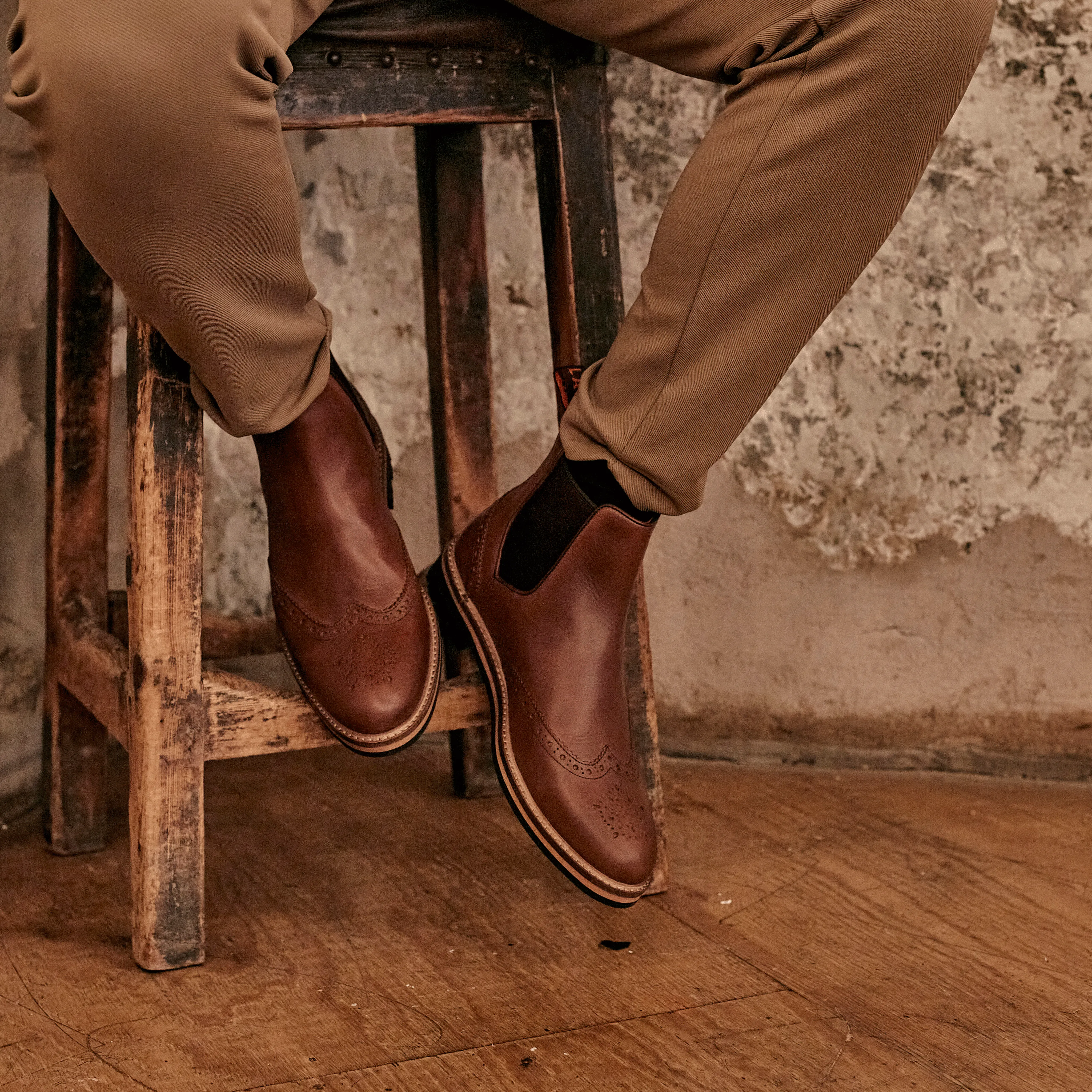 MITTON // CONKER DISTRESSED Smooth Sleek Touch
