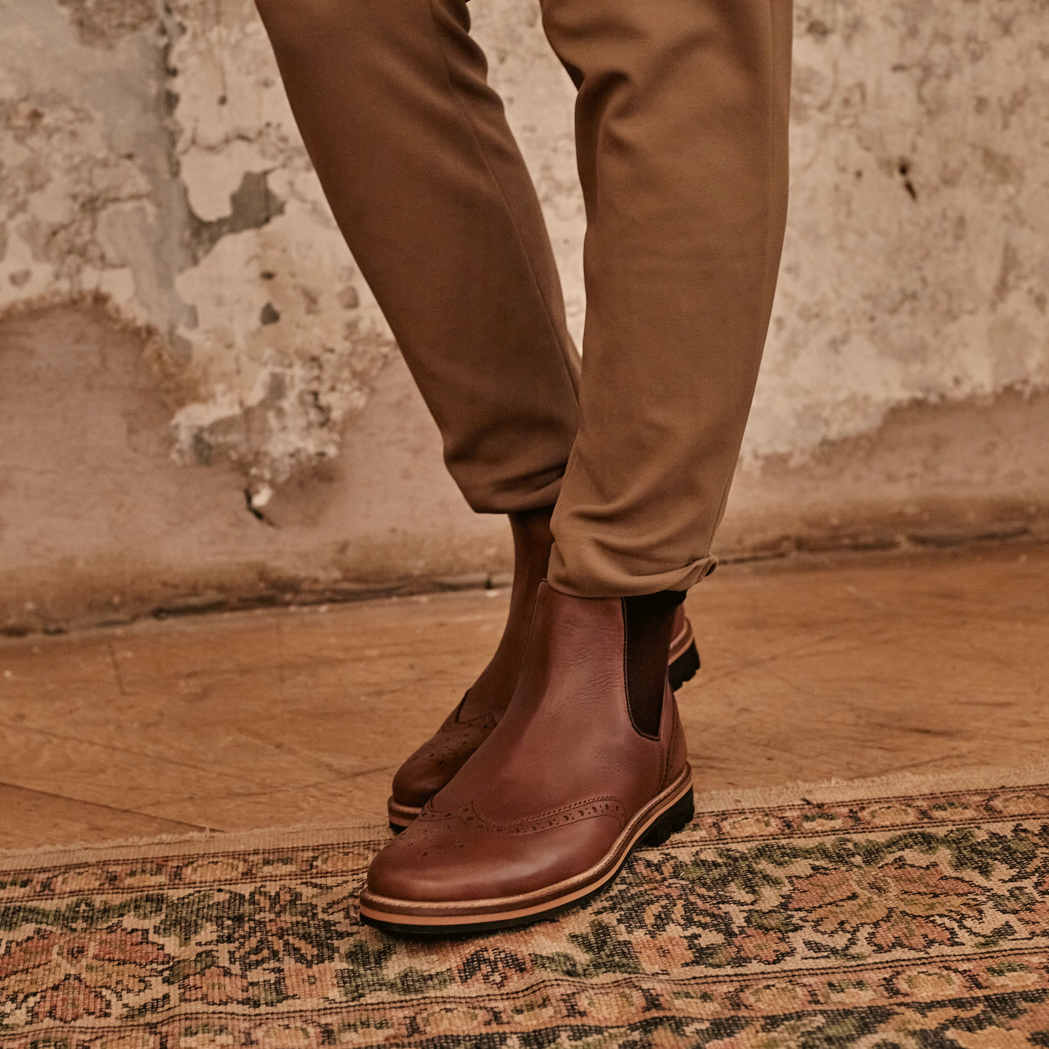 Timeless Urban Style MITTON // CONKER DISTRESSED