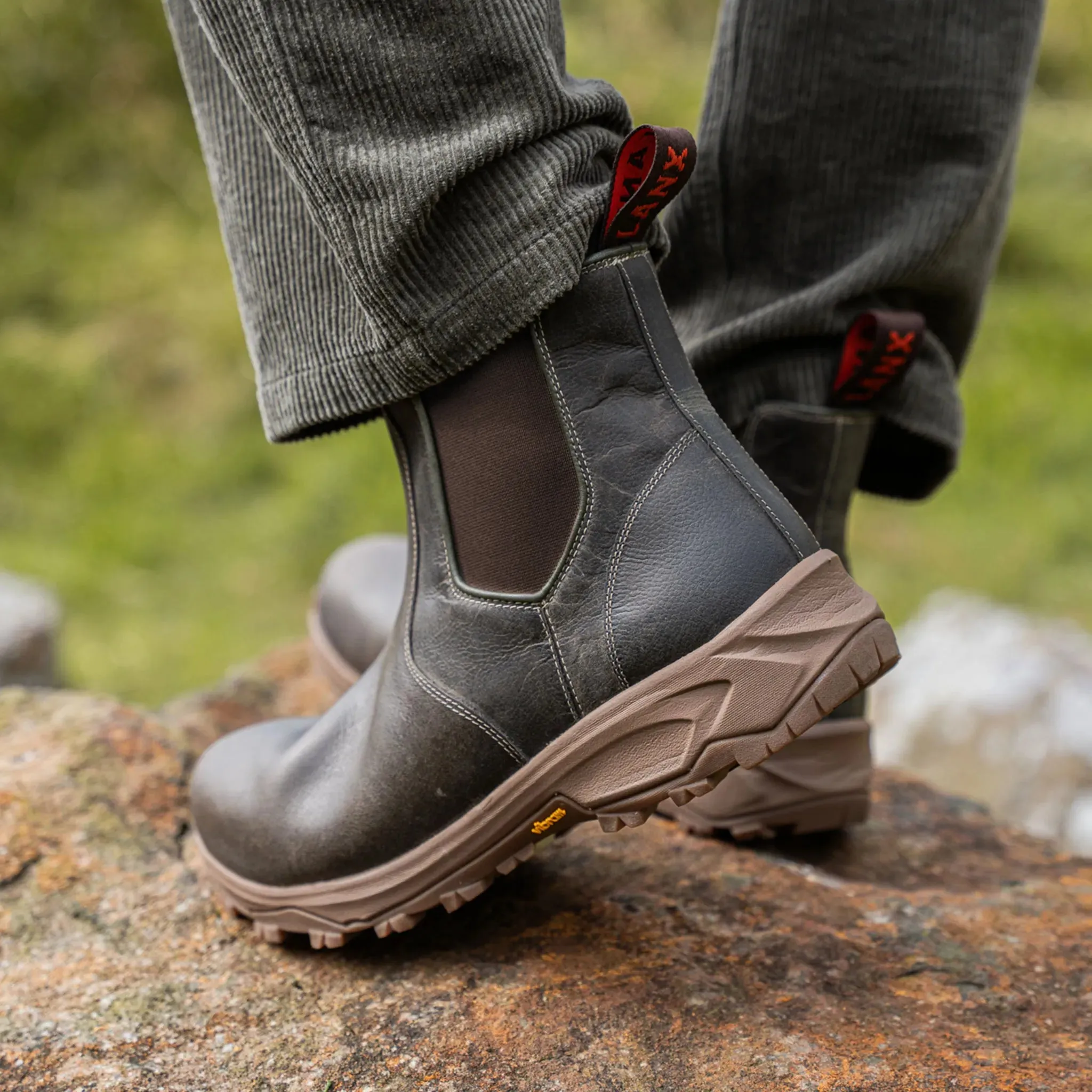 Clean Aesthetic Travel Ready Shoes RIBCHESTER // BOTTLE GREEN