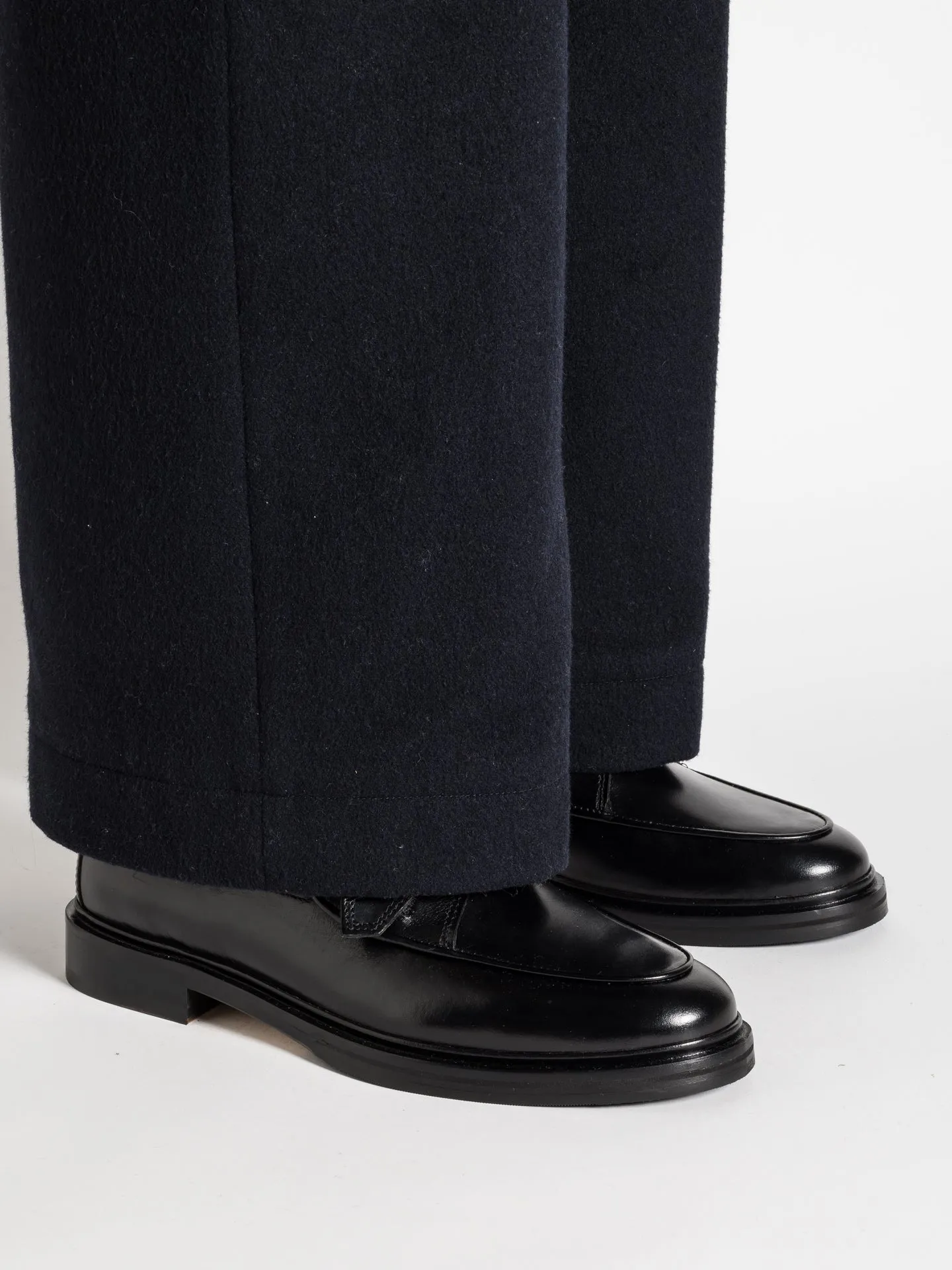 SERGE BLACK Streamlined Design Chic Walk