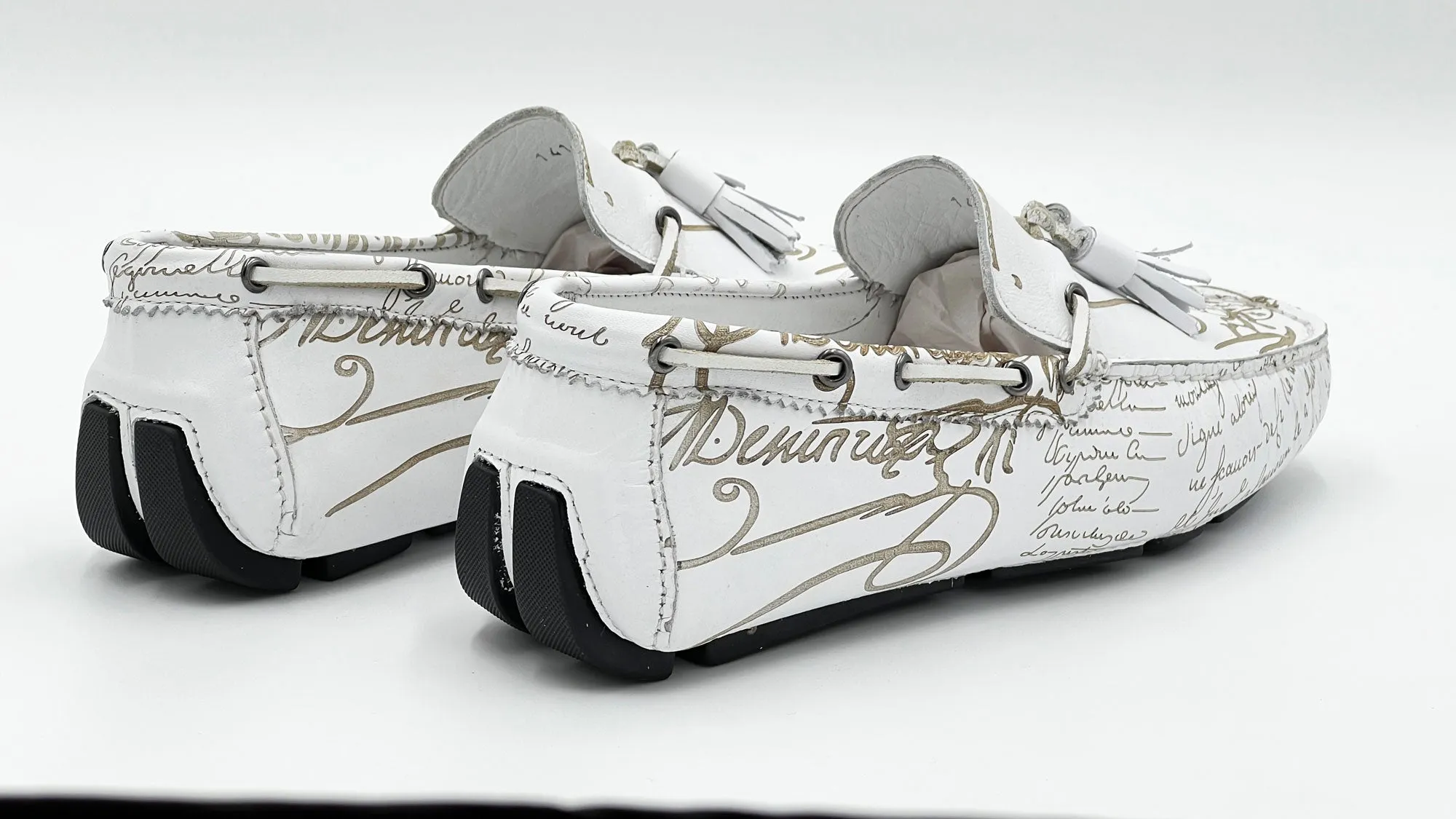 Style: Graffiti-White Adult Ease